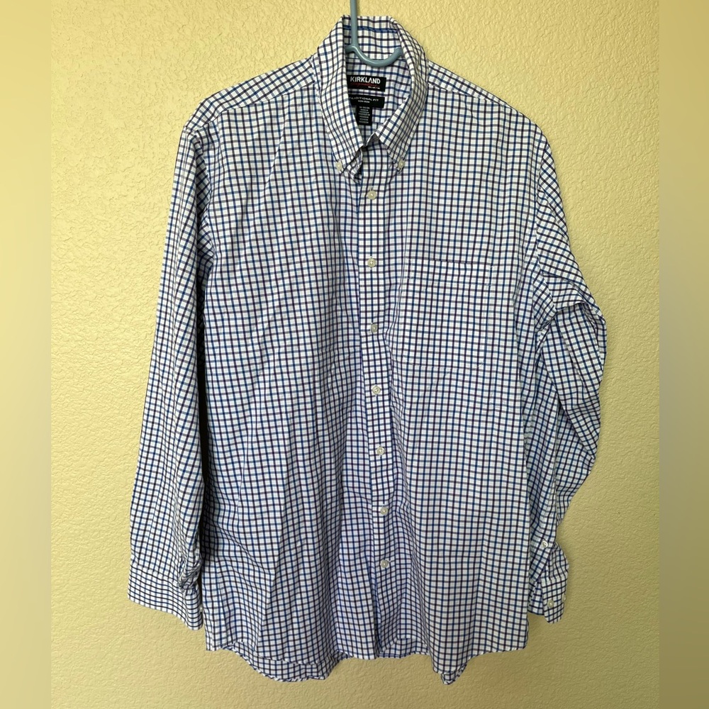 Kirkland Signature Traditional Fit Casual Button down shirt. Size: L